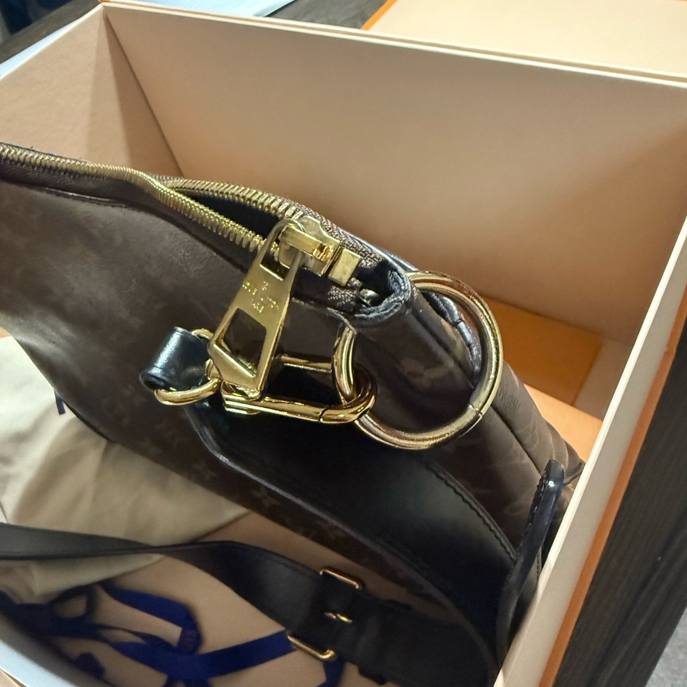 Authentic Louis Vuitton Odeon MM Monogram Shoulder Bag - Picture 5 of 9